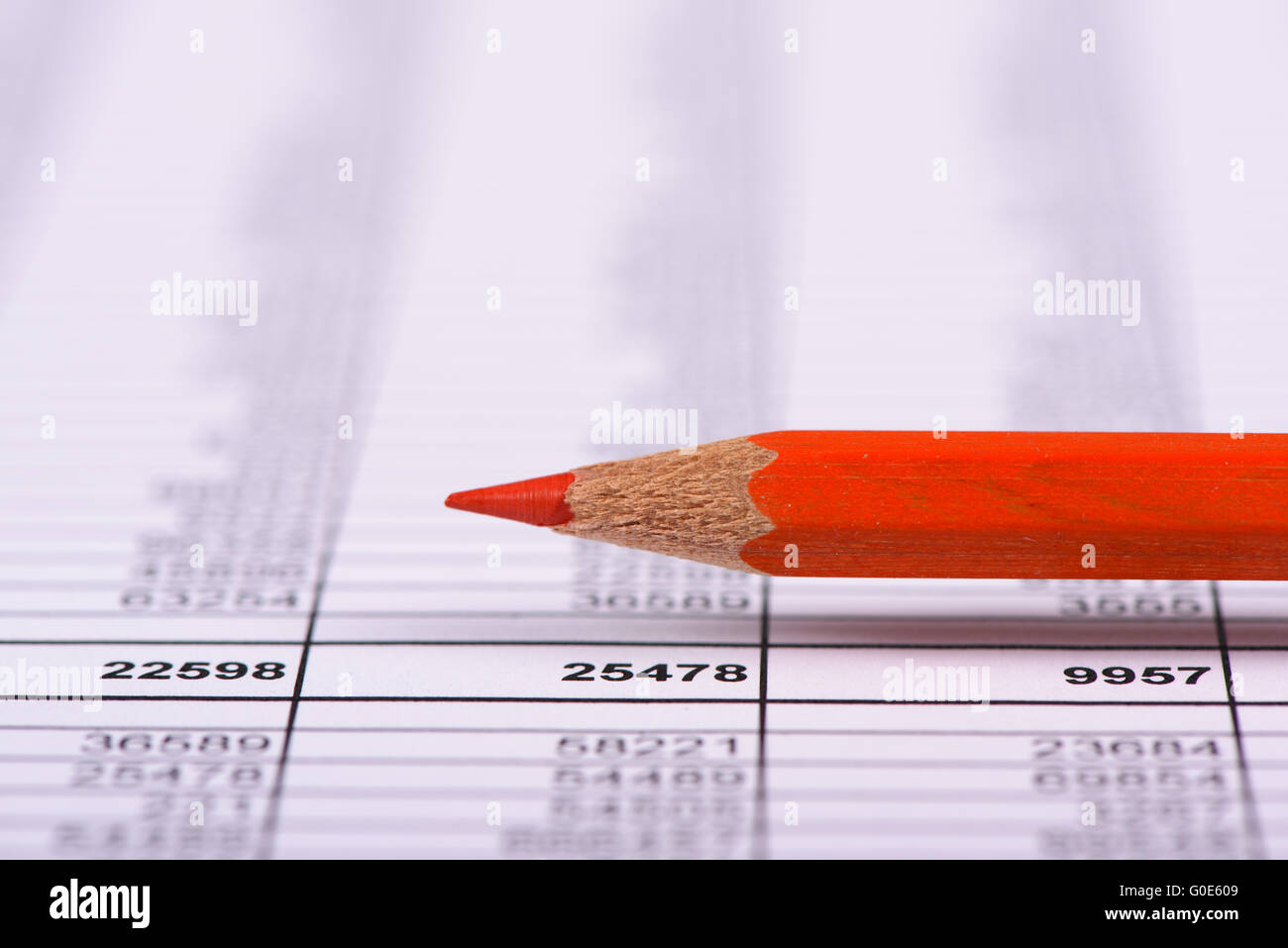 Crayon rouge sur les données bancaires Banque D'Images