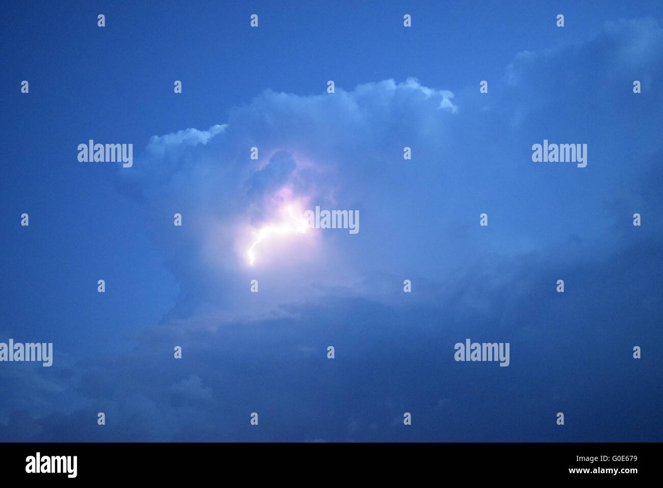 Des éclairs dans les nuages de tempête Banque D'Images