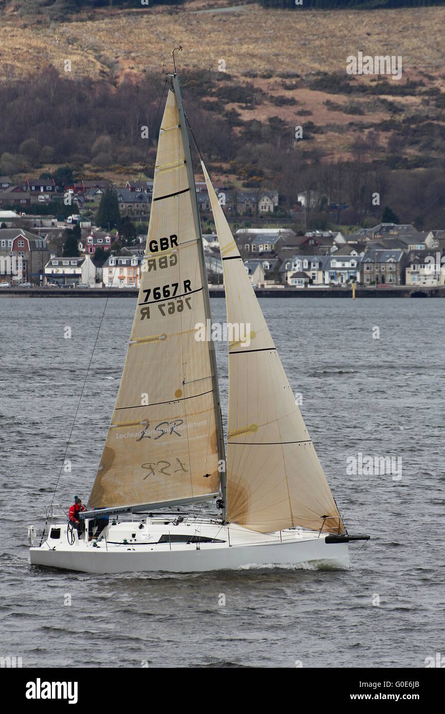 L'yacht maintenant ou jamais (GBR 7667 R) passant Cloch Point sur le Firth of Clyde. Banque D'Images