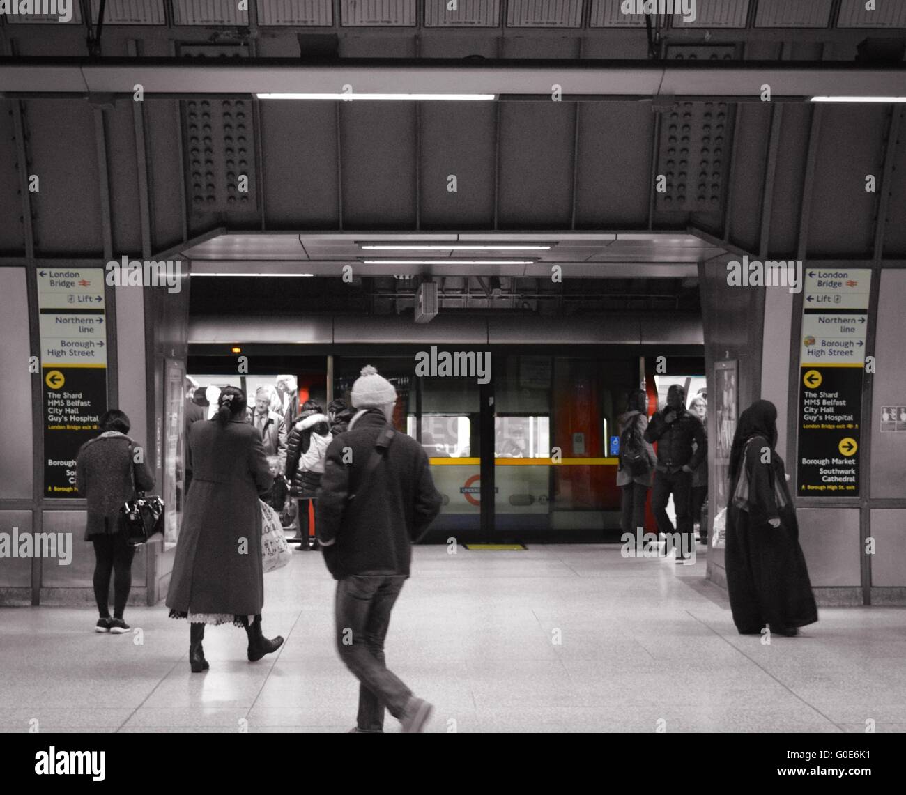 La station de métro London Bridge d'entrée de la plate-forme avec un tube fixe en attente pour les navetteurs de la gare de départ/arrivé. Banque D'Images