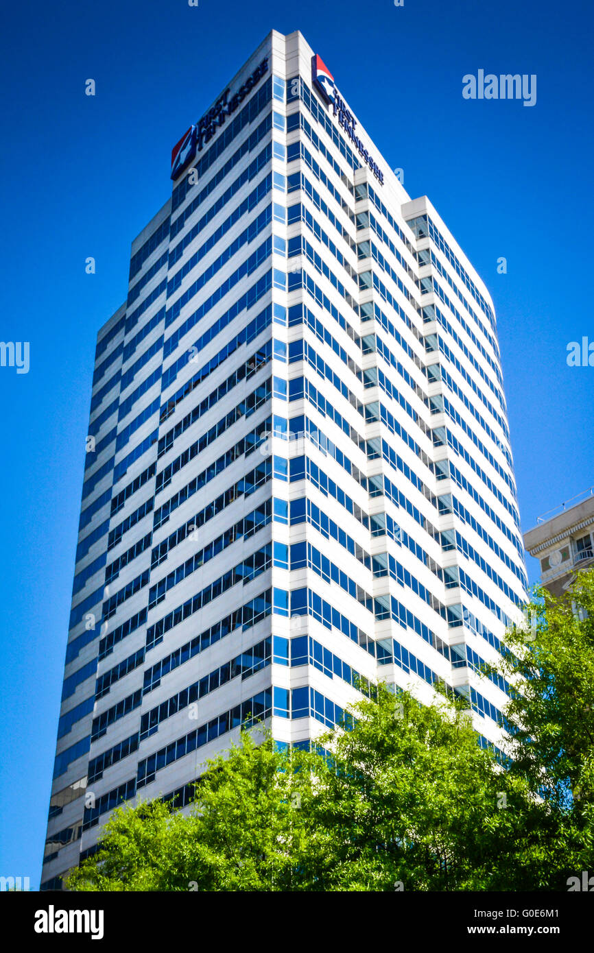 Vue du Memorial plaza parmi les arbres verts de la construction de gratte-ciel, la First Tennessee Bank à Nashville, TN Banque D'Images