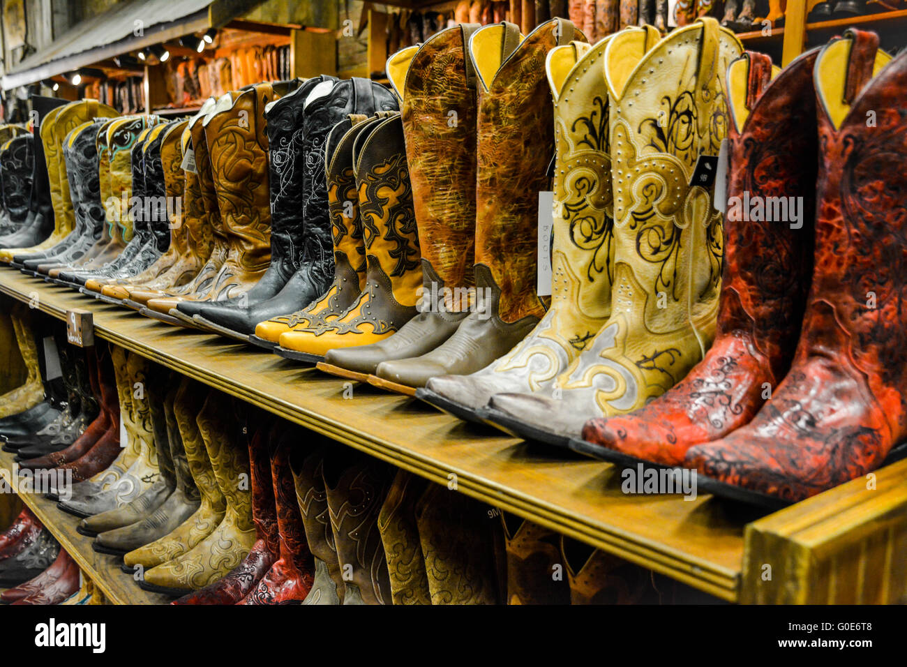 Le magasin a Nashville Cowboy boot rangées de bottes de cowboy unique à  vendre dans le quartier des divertissements du centre-ville de Nashville TN  Photo Stock - Alamy