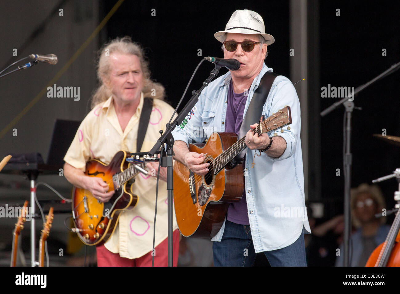 La Nouvelle-Orléans, Louisiane, Etats-Unis. Apr 29, 2016. PAUL SIMON musicien il se produit au cours de la New Orleans Jazz & Heritage Festival à Fair Grounds Race Course à la Nouvelle Orléans, Louisiane © Daniel DeSlover/ZUMA/Alamy Fil Live News Banque D'Images