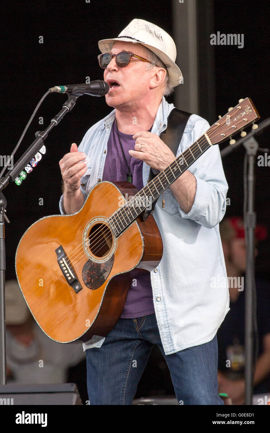 La Nouvelle-Orléans, Louisiane, Etats-Unis. Apr 29, 2016. PAUL SIMON musicien il se produit au cours de la New Orleans Jazz & Heritage Festival à Fair Grounds Race Course à la Nouvelle Orléans, Louisiane © Daniel DeSlover/ZUMA/Alamy Fil Live News Banque D'Images
