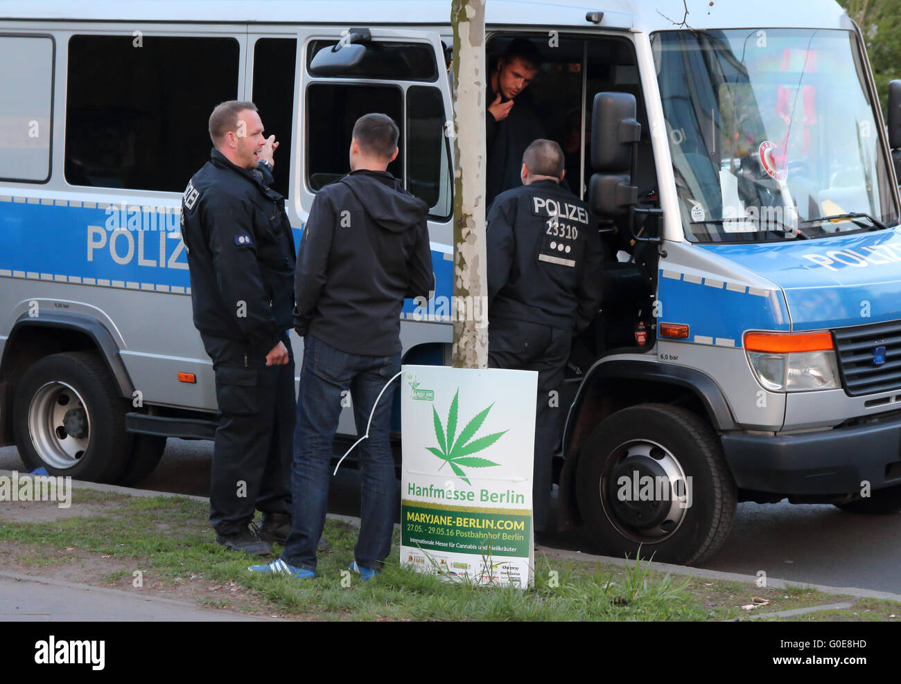 La police le service à l'extérieur Mauerpark devant une affiche de l'événement de cannabis. Banque D'Images