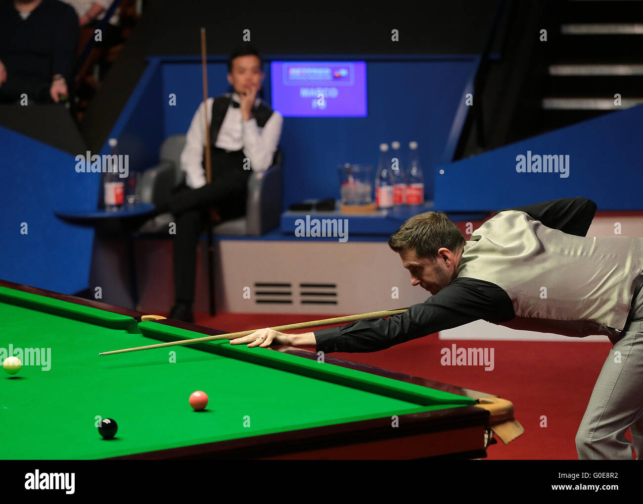 Le Creuset, Sheffield, Royaume-Uni. Apr 30, 2016. World Snooker Championship. La demi-finale, Mark Selby contre Marco Fu. Mark Selby envoie la bille blanche qui rebondit aussi il pots son chemin jusqu'à la World Snooker Championship Betfred © Final Plus Sport Action/Alamy Live News Banque D'Images