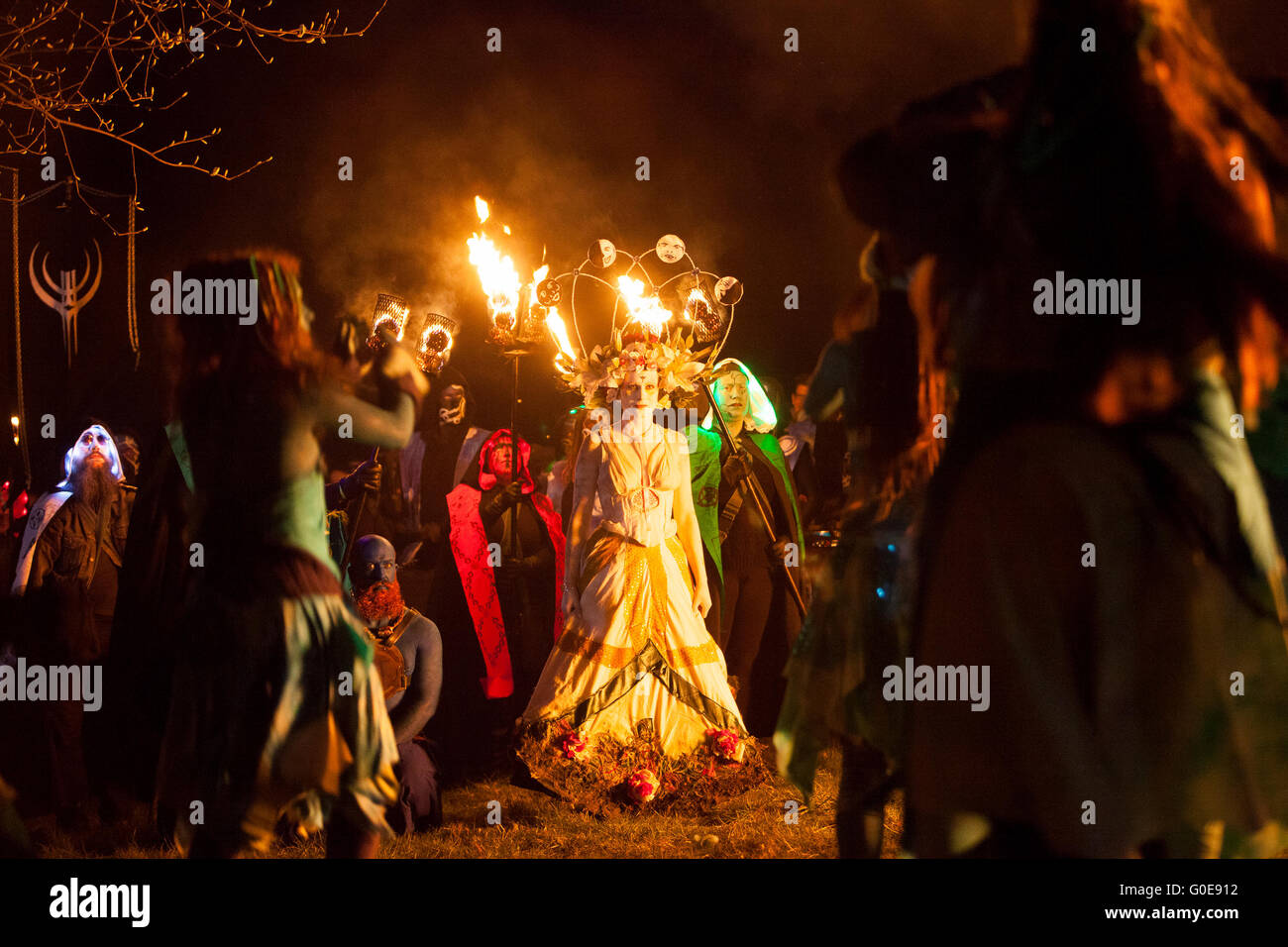 Edinburgh, Scotland UK. 30 avril, 2016. Les artistes interprètes ou exécutants à l'Edinburgh's Beltane Fire Festival, le plus grand feu annuel du festival dans le monde, qui marque la mort de l'hiver et célèbre la naissance de l'été. Des centaines de bénévoles participent chaque année dans cette re-imagingining moderne de l'ancienne fête celtique, avec tambours et danse avec le feu. Pako Mera/Alamy Live News. Banque D'Images