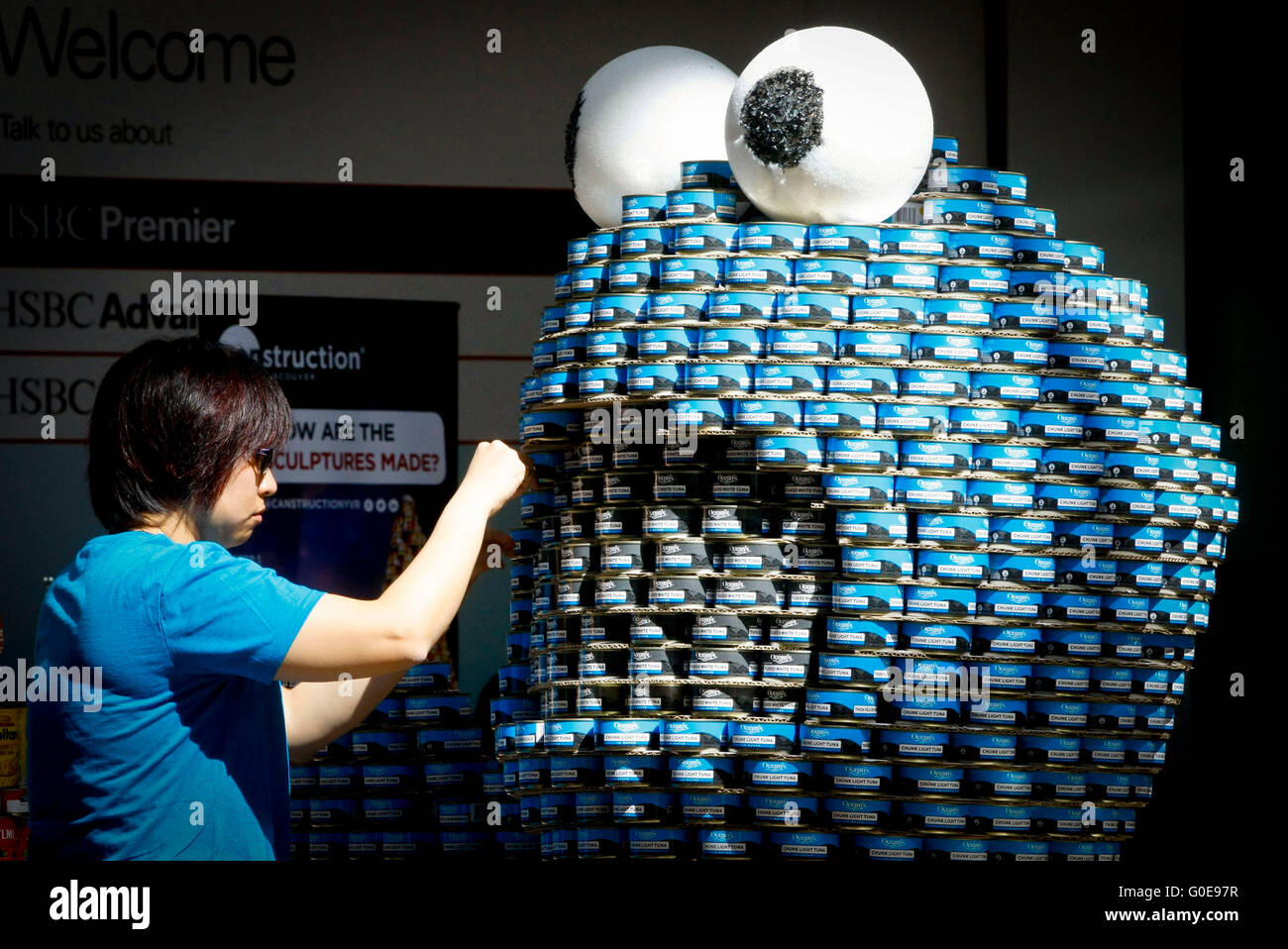 Vancouver, Canada. Apr 30, 2016. Un participant travaille sur sa sculpture peut lors de l'Assemblée Canstruction concours de Vancouver à Vancouver, Canada, le 30 avril 2016. Quelque 21 équipes d'architectes, ingénieurs, et les écoles ont participé aux 2016 Canstruction Vancouver, l'année de lutte contre la faim des aliments en conserve en présentant la concurrence construction sculpture sculptures faites sur plus de 80 000 boîtes de dons. © Liang Sen/Xinhua/Alamy Live News Banque D'Images