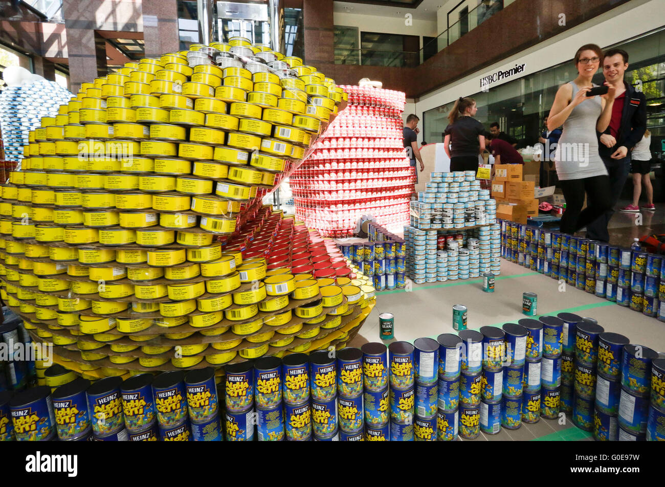 Vancouver, Canada. Apr 30, 2016. Regardez les sculptures résidents construit par de la nourriture en conserve à l'Assemblée Canstruction concours de Vancouver à Vancouver, Canada, le 30 avril 2016. Quelque 21 équipes d'architectes, ingénieurs, et les écoles ont participé aux 2016 Canstruction Vancouver, l'année de lutte contre la faim des aliments en conserve en présentant la concurrence construction sculpture sculptures faites sur plus de 80 000 boîtes de dons. © Liang Sen/Xinhua/Alamy Live News Banque D'Images