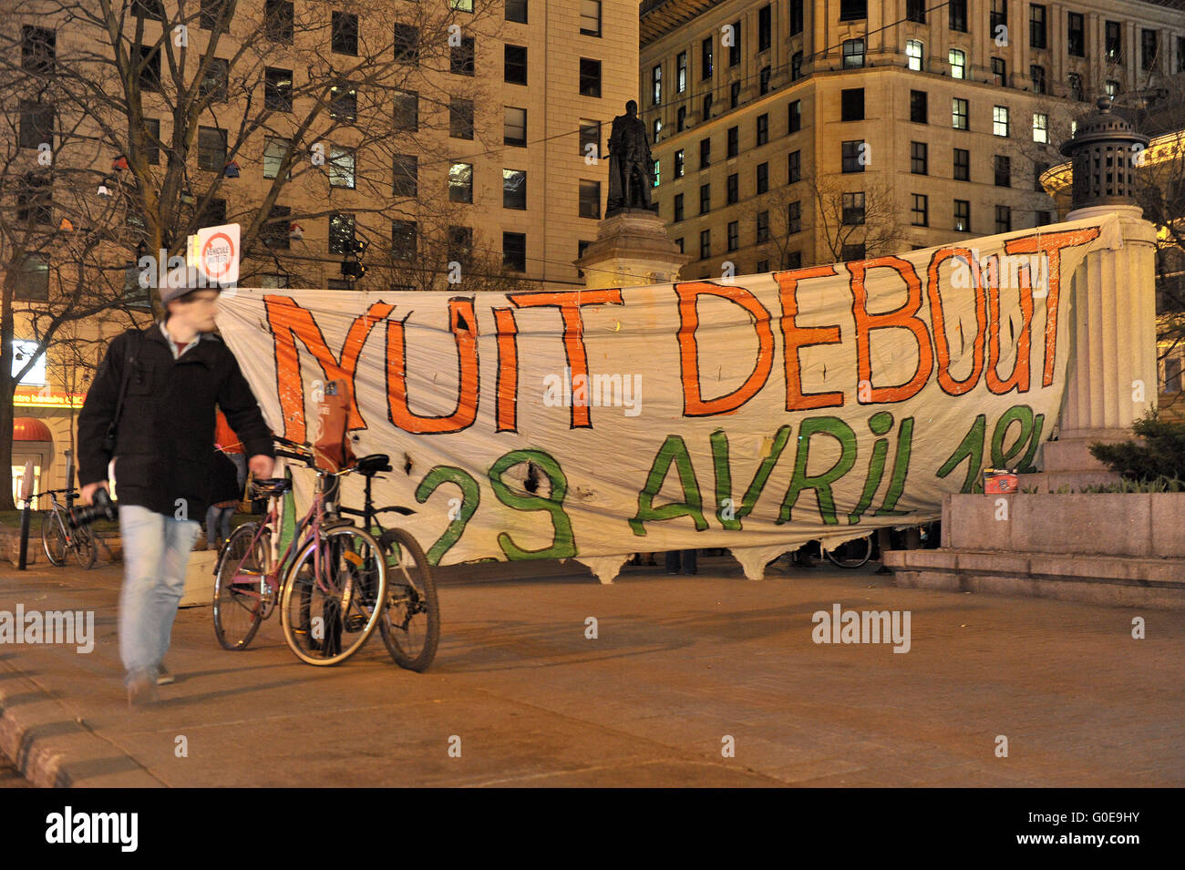 Montréal Qc , avril 29,2016 personnes participent à une nuit Debout' (toute la nuit) jusqu'à la Place de rassemblement Square Phillips à Montréal , avril 29,2016. Credit : imagespic/Alamy Live News Banque D'Images