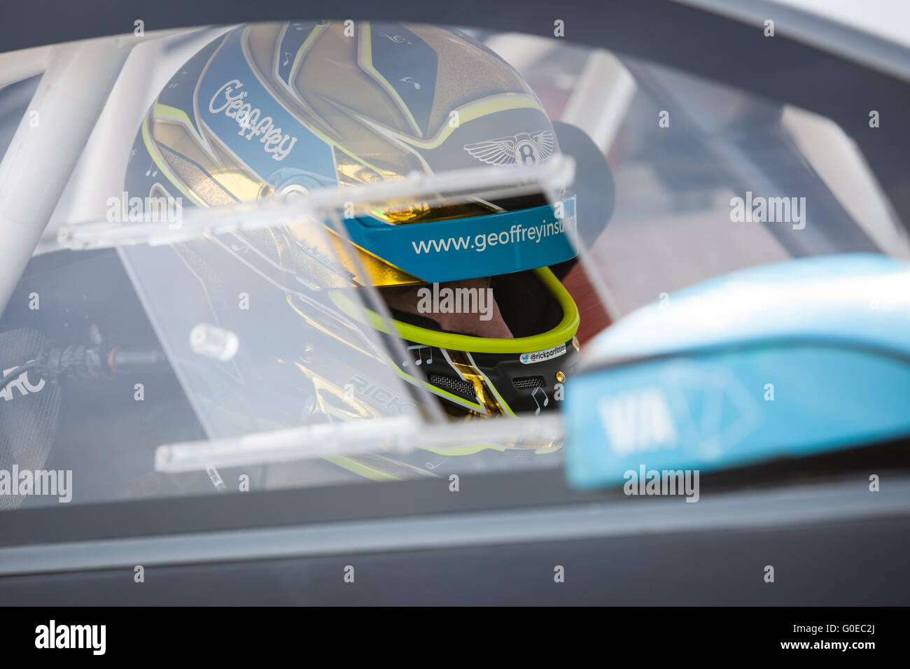 Rockingham, UK. 1er mai 2016. British GT at Rockingham Mai 2016 Rick Parfitt Jnr tester sa Bentley, 'Geoffrey Parker dans l'équipe de course de réchauffer après chute en essais libres 1. Crédit : Steven re/Alamy Live News Banque D'Images