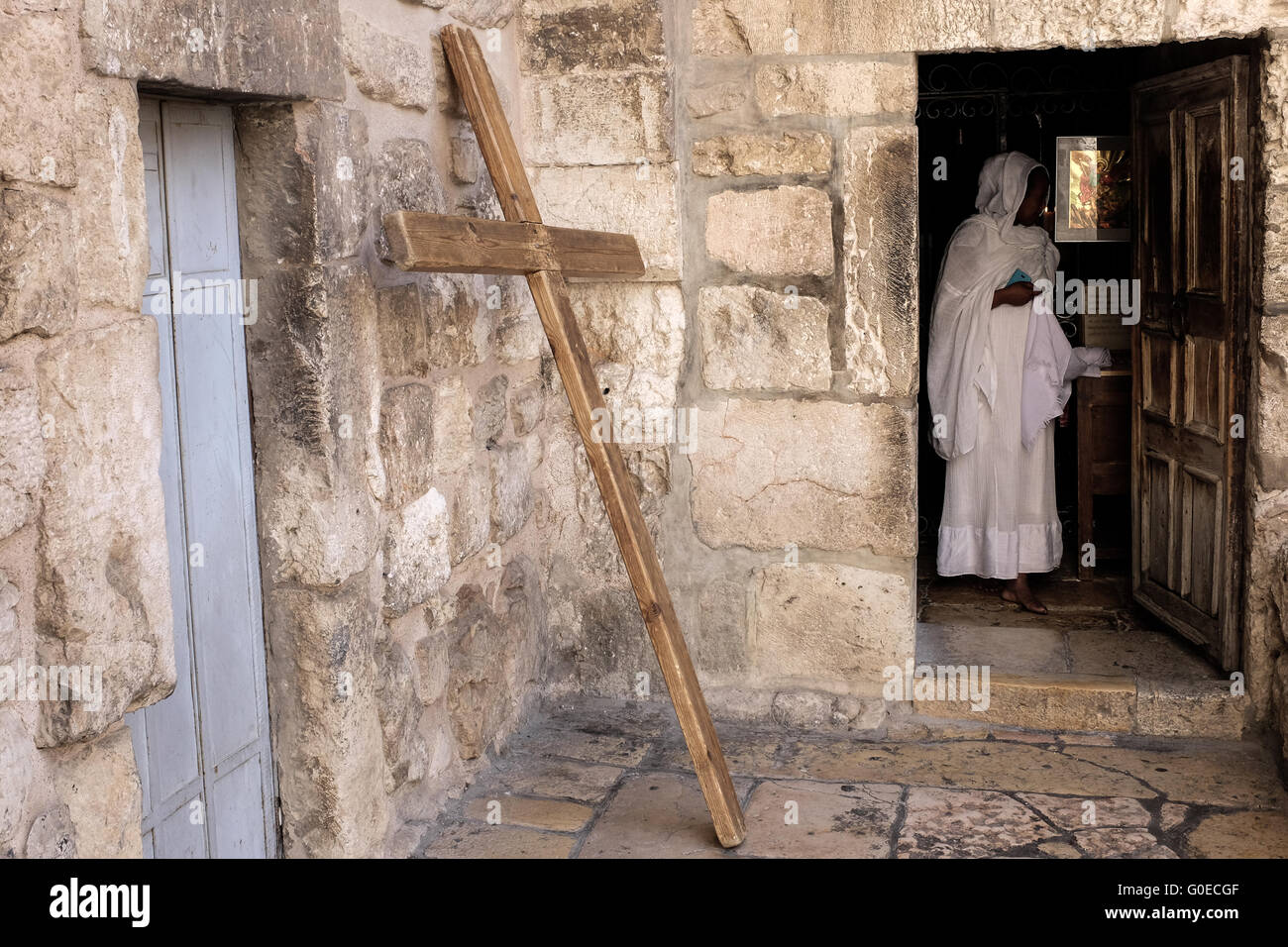 Jérusalem, Israël. 1er mai 2016. Une femme éthiopienne en vêtements traditionnels se dresse à l'entrée de l'église éthiopienne orthodoxe de l'Est fidèle que les Chrétiens observent le dimanche de Pâques à l'église du Saint-Sépulcre. Credit : Alon Nir/Alamy Live News Banque D'Images