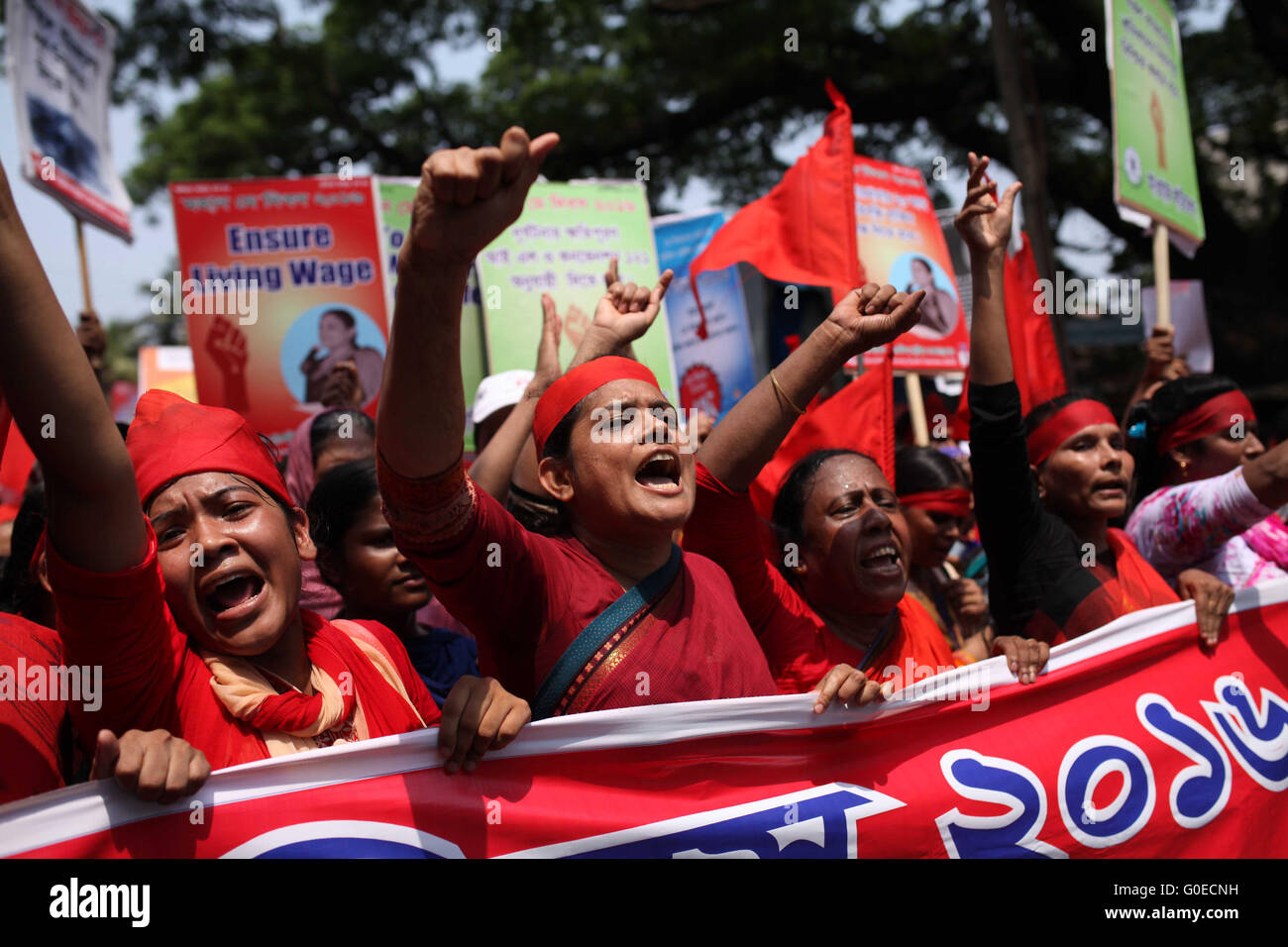 Dhaka. 1er mai 2016. Les travailleurs du vêtement au Bangladesh au cours de mars une procession pour marquer la Journée internationale du travail dans la région de Dhaka, Bangladesh, le 1 mai 2016. © Xinhua/Alamy Live News Banque D'Images