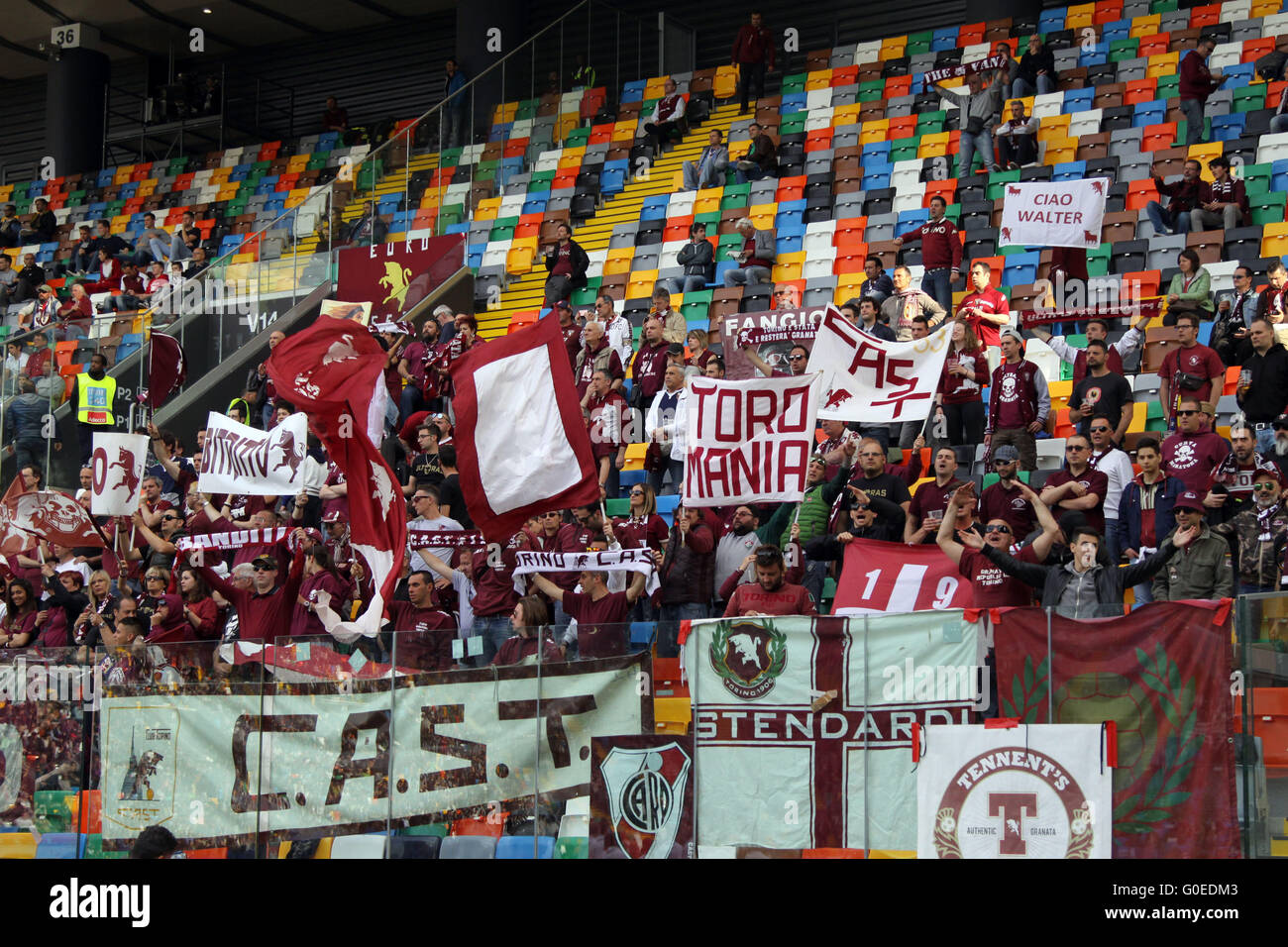 Udine, Italie. 30 avril, 2016. Fans de Turin au cours de la Serie A italienne match de football entre l'Udinese Calcio v Torino FC le 30 avril, 2016 à l'Arène Dacia à Udine. Credit : Andrea Spinelli/Alamy Live News Banque D'Images