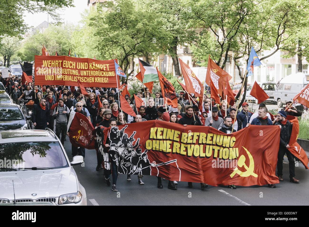 Berlin, Berlin, Allemagne. 1er mai 2016. Portesters au cours de la première des deux grandes manifestations à Berlin, les quartiers de Kreuzberg et Neukölln le 1er mai s'est tenue sous la devise 'Keine Befreiung ohne révolution ! [Pas de libération sans révolution !]'. Le Rallye est organisé par l'extrême-gauche et des groupes de gauche. Socialistes et des groupes antifascistes ont été l'organisation de la soi-disant ''1er mai révolutionnaire'' de démonstration depuis 1987. © Jan Scheunert/ZUMA/Alamy Fil Live News Banque D'Images