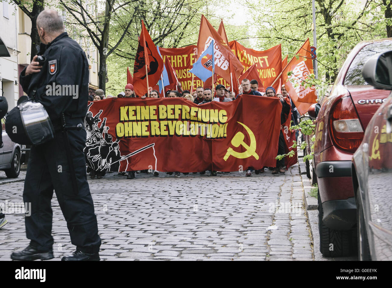 Berlin, Berlin, Allemagne. 1er mai 2016. Portesters au cours de la première des deux grandes manifestations à Berlin, les quartiers de Kreuzberg et Neukölln le 1er mai s'est tenue sous la devise 'Keine Befreiung ohne révolution ! [Pas de libération sans révolution !]'. Le Rallye est organisé par l'extrême-gauche et des groupes de gauche. Socialistes et des groupes antifascistes ont été l'organisation de la soi-disant ''1er mai révolutionnaire'' de démonstration depuis 1987. © Jan Scheunert/ZUMA/Alamy Fil Live News Banque D'Images