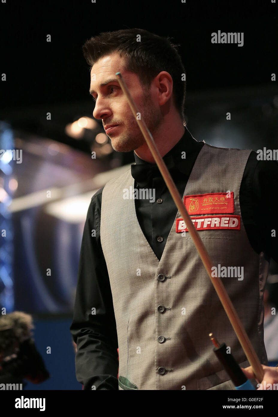 01.05.2016. Le Creuset, Sheffield, Angleterre. World Snooker Championship Final, Mark Selby et Din Junhui. Mark Selby entre dans le théâtre Crucible pour la Finale du Championnat du monde de snooker Betfred Banque D'Images