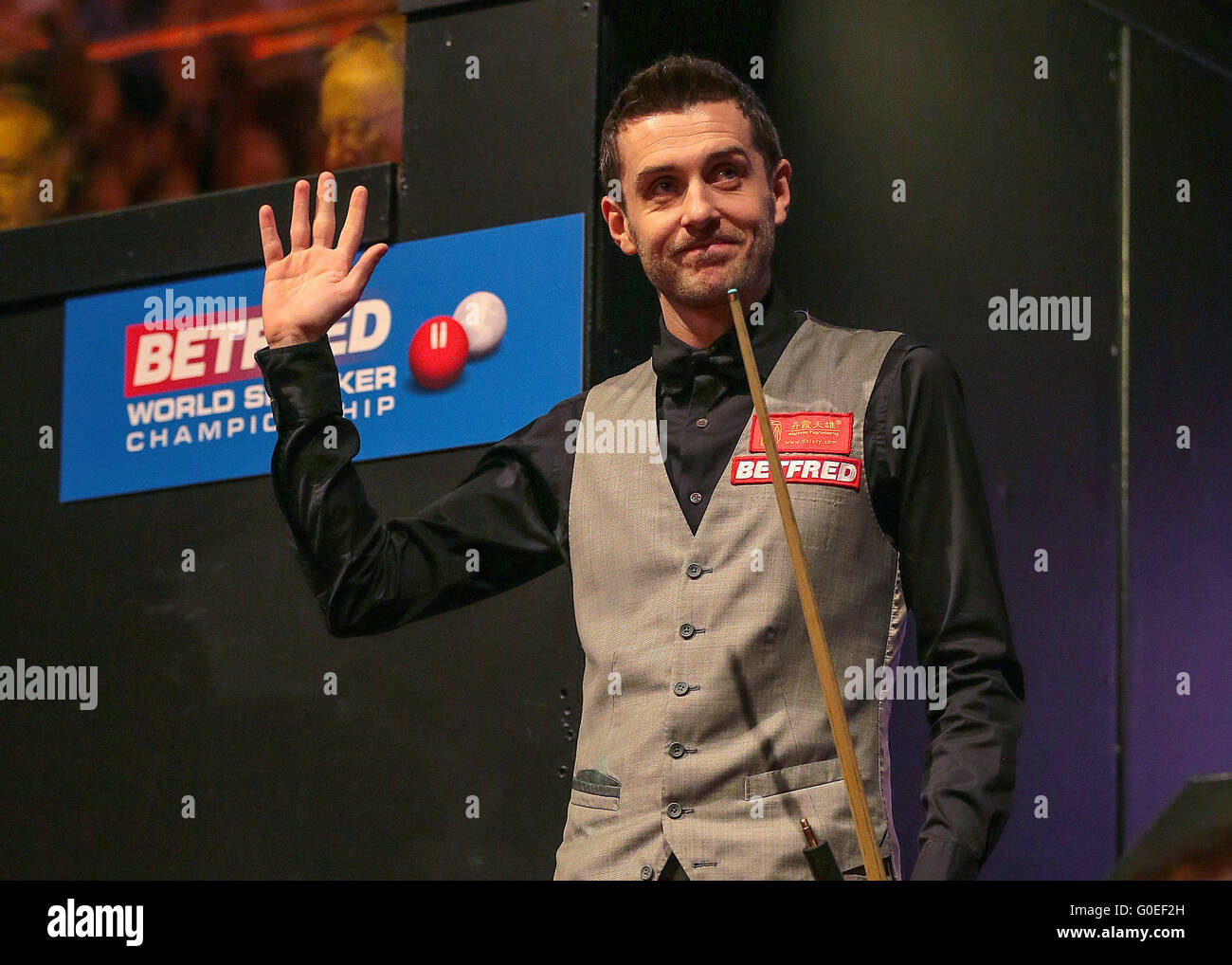 01.05.2016. Le Creuset, Sheffield, Angleterre. World Snooker Championship Final, Mark Selby et Din Junhui. Mark Selby entre dans le théâtre Crucible pour la Finale du Championnat du monde de snooker Betfred Banque D'Images