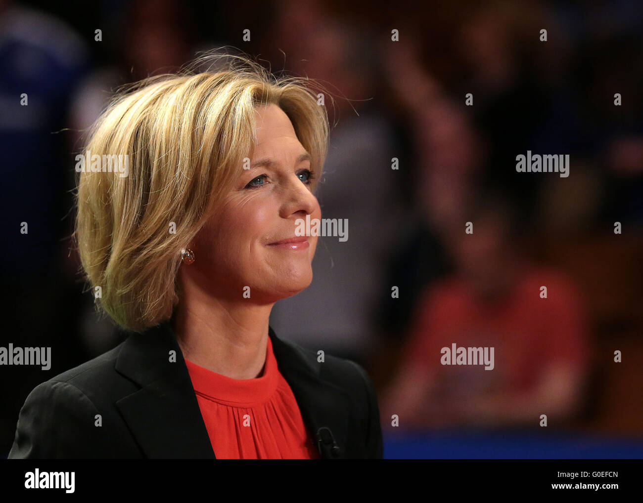 Le Creuset, Sheffield, Royaume-Uni. 1er mai 2016. World Snooker Championship Final, Mark Selby et Din Junhui. BBC Sports présentateur Hazel Irvine prépare le théâtre Crucible foule pour le Betfred World Snooker Championship Final © Plus Sport Action/Alamy Live News Banque D'Images