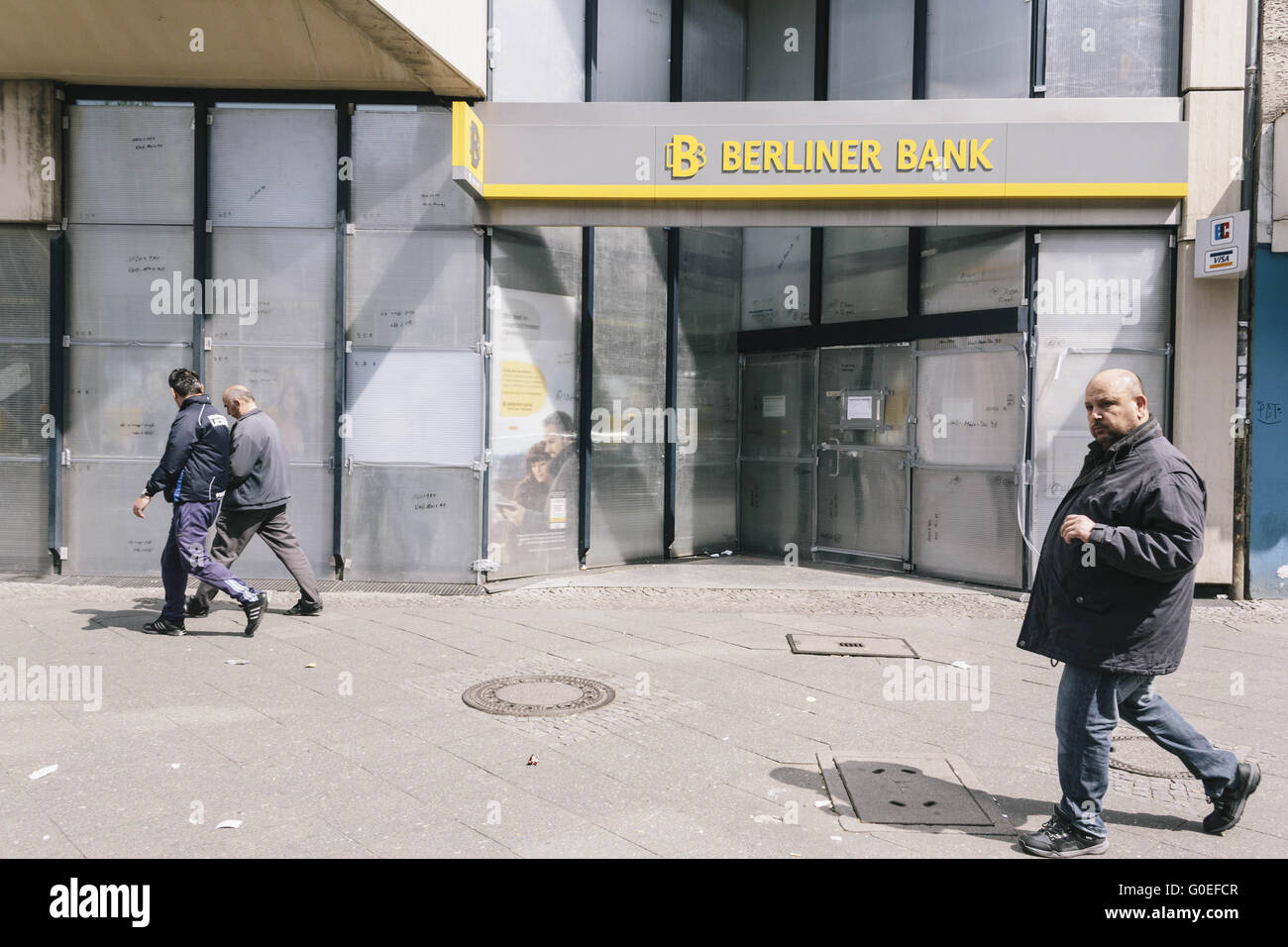 Berlin, Berlin, Allemagne. 1er mai 2016. La Berliner Bank dans NeukÃ¶lln a barricadé leurs portes et façades vitrées dans premier mai 2016. © Jan Scheunert/ZUMA/Alamy Fil Live News Banque D'Images