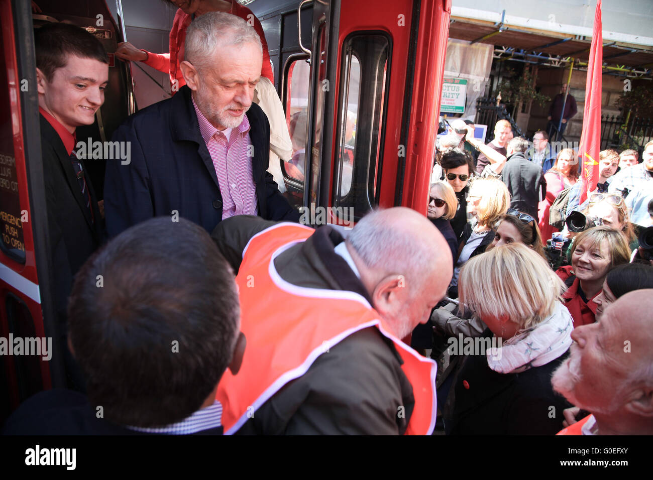 Londres, 1 mai 2016 - L'intérêt des médias comme Jeremy Corbyn quitte le rassemblement à Clerkenwell Green. Des milliers de marcheurs dans premier mai à Londres, suivie d'une marche à Trafalgar Square Crédit : Dinendra Haria/Alamy Live News Banque D'Images