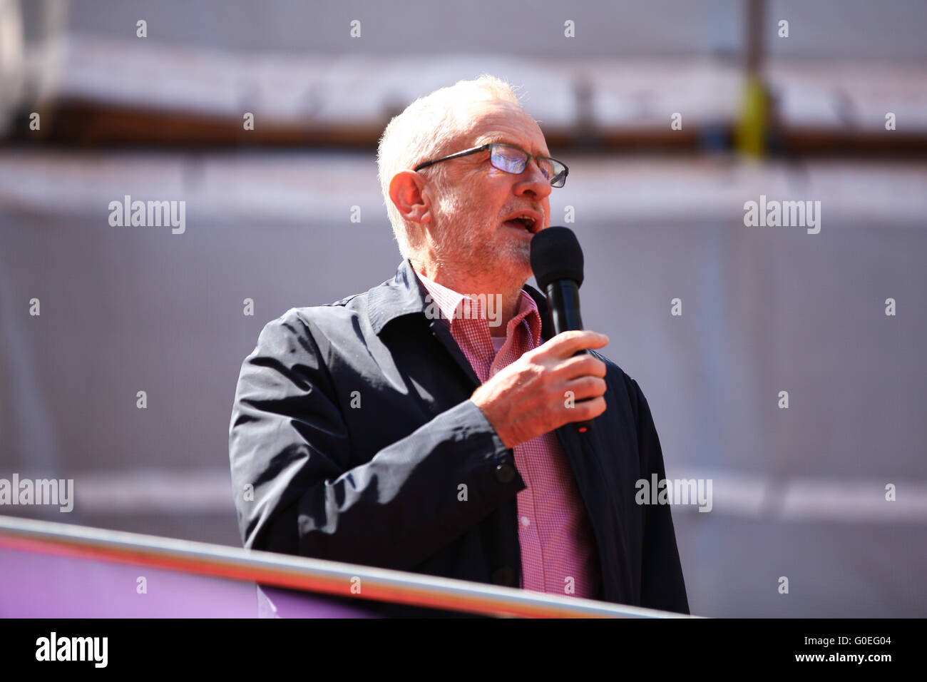 Londres, 1 mai 2016 - candidat à la direction du travail Jeremy Corbyn MP parle au rassemblement à Clerkenwell Green. Des milliers de marcheurs dans premier mai à Londres, suivie d'une marche à Trafalgar Square Crédit : Dinendra Haria/Alamy Live News Banque D'Images