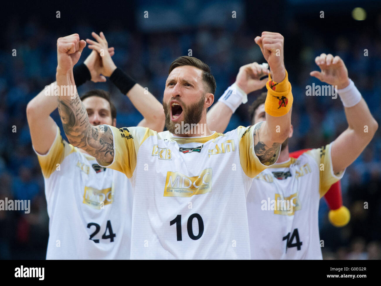 Hambourg, Allemagne. Apr 30, 2016. Magdeburg's Michael Haass (L-R), Fabian van Olphen et Jacob Bagersted célébrer après la DHB Cup semi finale match de hand entre Bergischer HC et SC Magdeburg dans le Barlaycard Arena de Hambourg, Allemagne, 30 avril 2016. Photo : Lukas SCHULZE/dpa/Alamy Live News Banque D'Images