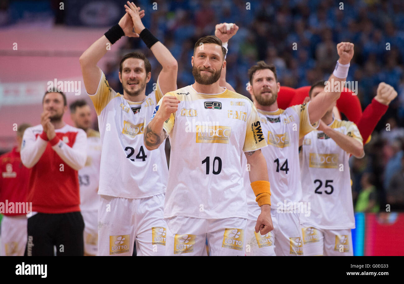 Hambourg, Allemagne. Apr 30, 2016. L'Andreas Rojewski Magdebourg (L-R), Michael Haass, Fabian van Olphen, Jacob Bagersted et Marko Bezjak célébrer après la DHB Cup semi finale match de hand entre Bergischer HC et SC Magdeburg dans le Barlaycard Arena de Hambourg, Allemagne, 30 avril 2016. Photo : Lukas SCHULZE/dpa/Alamy Live News Banque D'Images