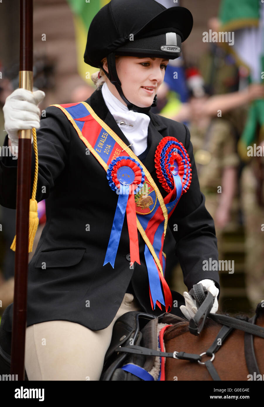 Bridport, England, 01 mai 2016. Bridport, England, 01 mai 2016. Rachel Martin conduit Hayle's 407e circonscription de les limites après autorisation préalable du maire de la ville de monter les limites anciennes. C'était la tradition pour le maire de présenter les cavaliers de rubans pour décorer leurs chevaux, une tradition qui se poursuit aujourd'hui sous forme de rosettes.Les limites ont été convenus par les Écossais et les Anglais en 1438. Les limites de circonscription est devenue une occasion, en 1609. Troy : crédit GO images/Alamy Live News Banque D'Images