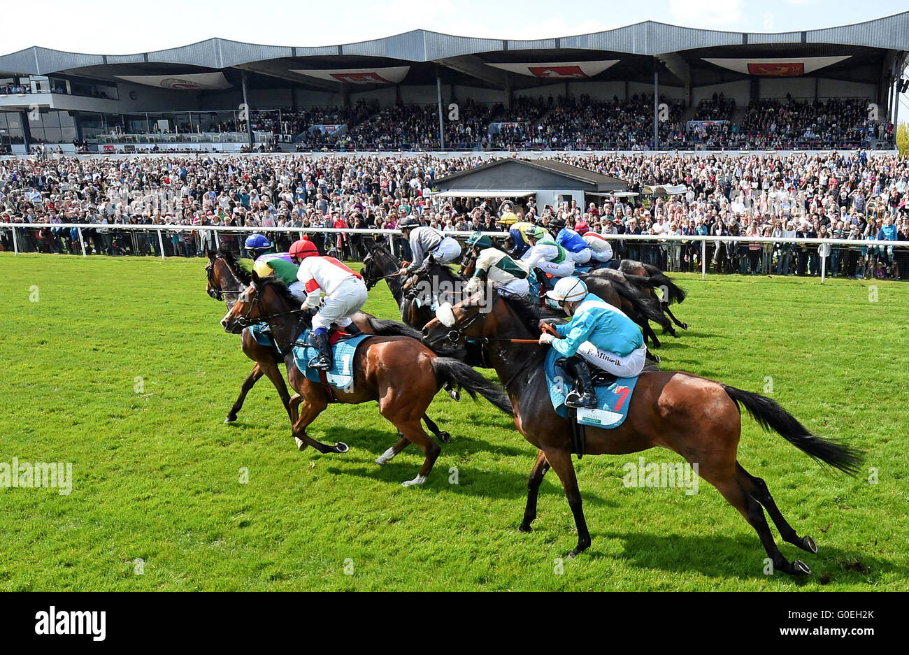 Langenhagen, Allemagne. 1er mai 2016. Les jockeys et leurs chevaux en action au cours de l'ouverture de la saison sur l'hippodrome Neue Bult à Langenhagen, Allemagne, 01 mai 2016. Photo : HOLGER HOLLEMANN/dpa/Alamy Live News Banque D'Images