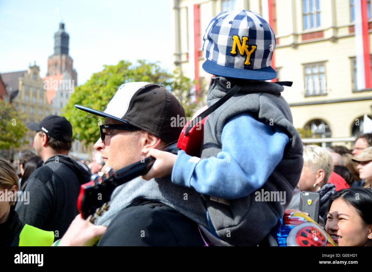 Wroclaw, Pologne. 1er mai 2016. Jeune garçon est assis sur le bras de son père à la guitare et joue Hey Joe Jimi grâce au Festival le 1er mai 2016 à Wroclaw, Pologne. Credit : Bartlomiej Magierowski/Alamy Live News Banque D'Images