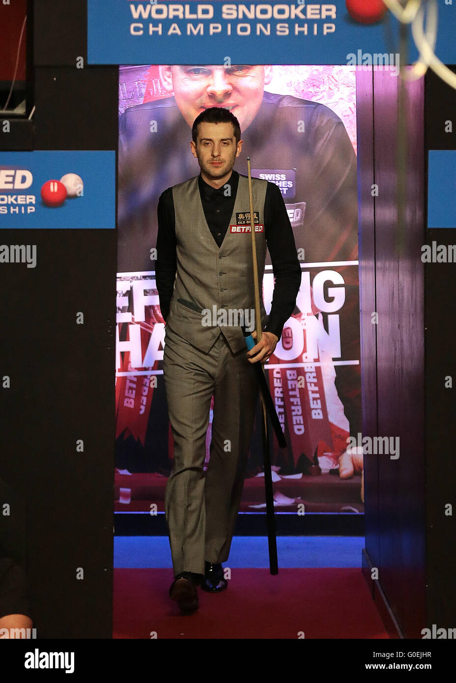 Le Creuset, Sheffield, Royaume-Uni. 1er mai 2016. World Snooker Championship Final, Mark Selby et Din Junhui. Mark Selby entre dans le théâtre Crucible pour la deuxième session de l'Betfred World Snooker Championship Final © Plus Sport Action/Alamy Live News Banque D'Images