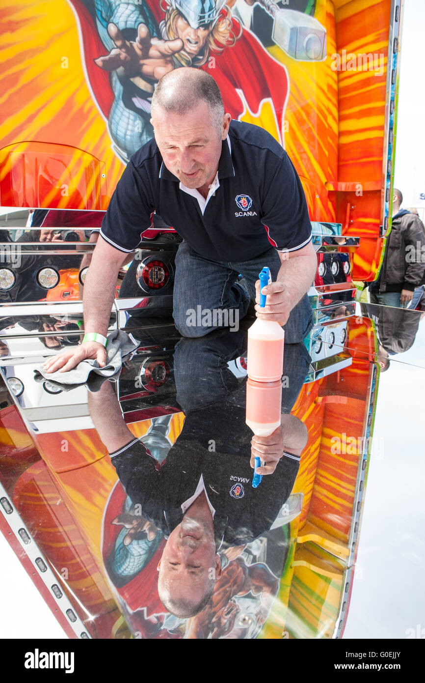 Propriétaire de camion effectue la dernière minute touche à sa fine art camion Scania à Truckfest, Peterborough 2016 Banque D'Images