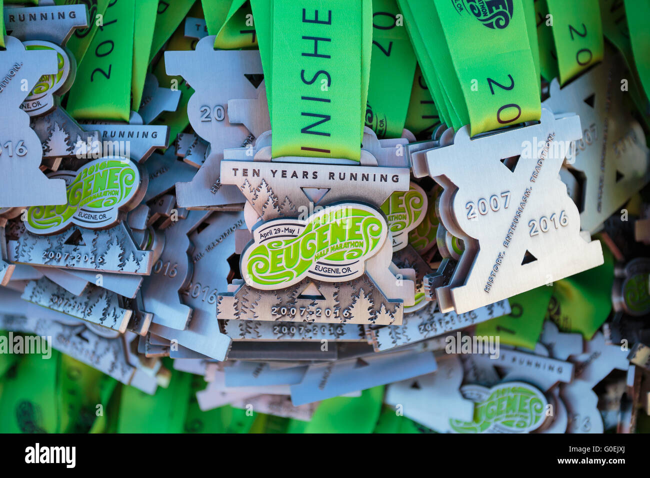 Eugene, OR, USA. 1er mai 2016. Médailles de finition prêt pour coureurs à la ligne d'arrivée du Marathon d'Eugene 2016 USATF sanctionné une qualification pour Boston à Eugene, OR. Joshua Rainey/Alamy Live News Banque D'Images