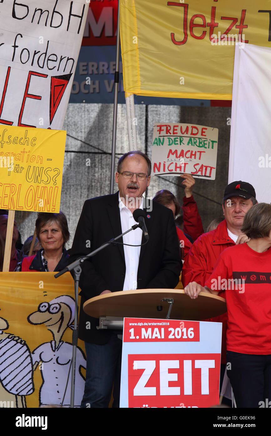 Berlin, Allemagne, 01/mai/2016. Les discours politiques lors de la procession du Mayday. Banque D'Images
