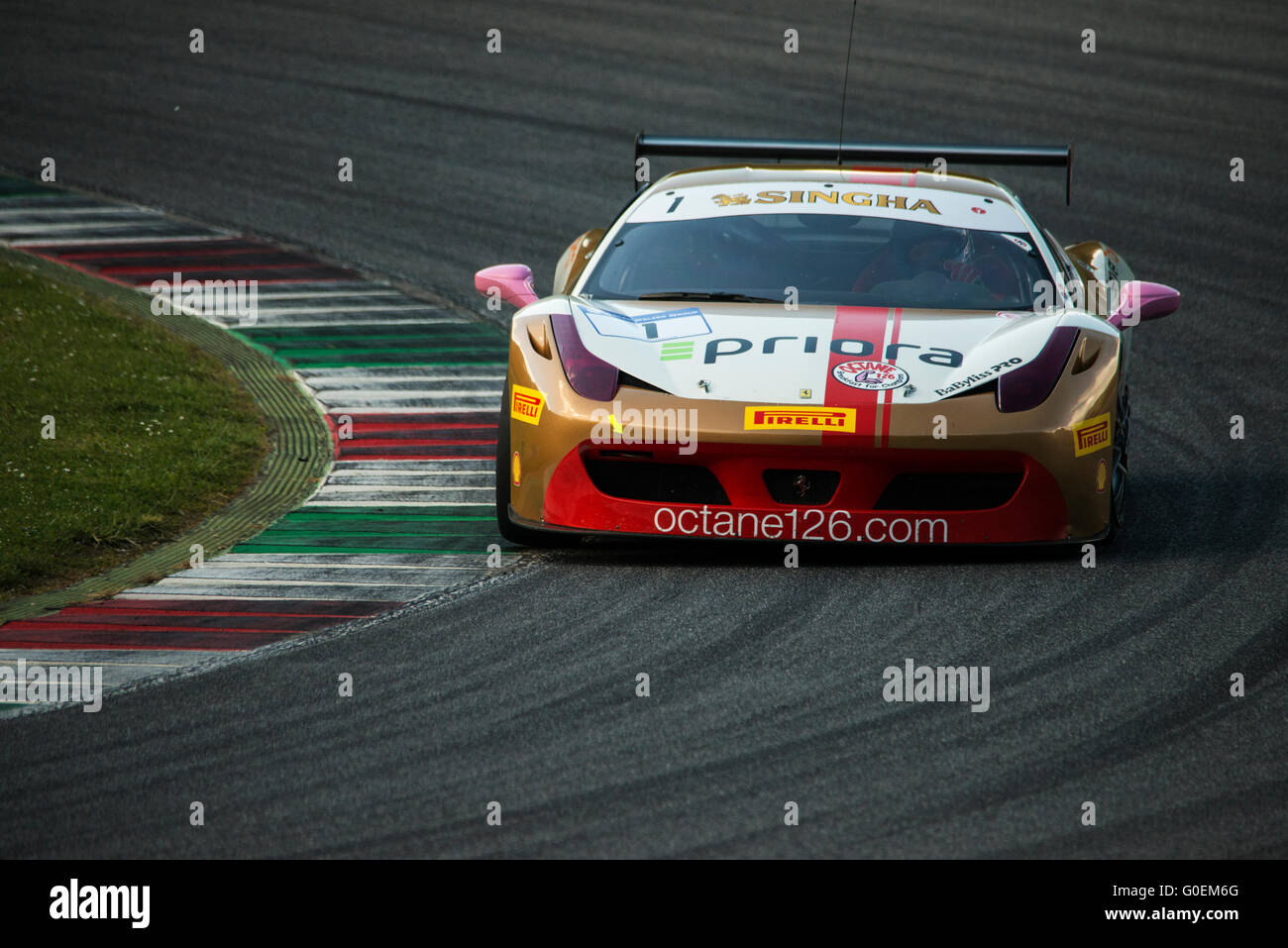 Piste de course de Mugello, en Italie. 1er mai 2016. Bjorn Grossmann, Ferrari 458 Evo, prend part au Trophée du Mugello Ferrari Challenge. Il va gagner la course. Leonardo Papera/Alamy Live News Banque D'Images