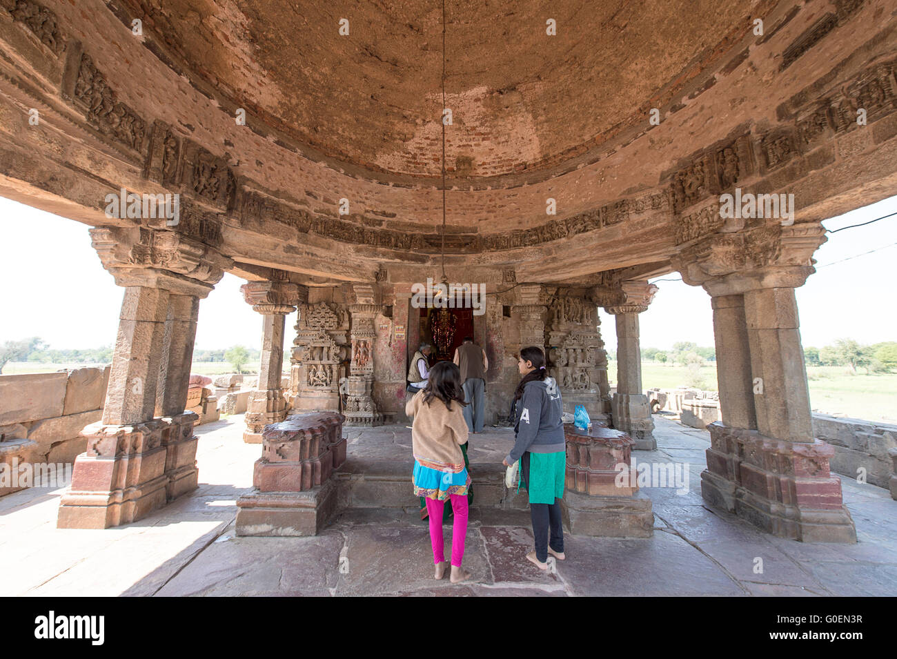 Les visiteurs locaux non identifiés Harshat Mata temple à côté de la Chand Baori à Abhaneri Banque D'Images