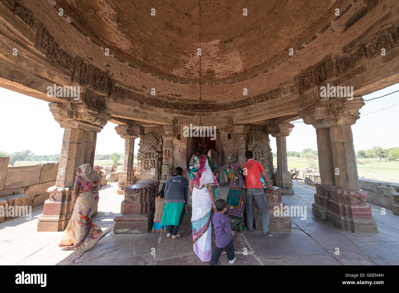 Les visiteurs locaux non identifiés Harshat Mata temple à côté de la Chand Baori à Abhaneri Banque D'Images