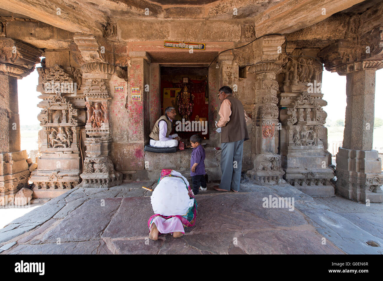 Local non identifié les gens prient à l'intérieur de Harshat Mata temple à côté de la Chand Baori à Abhaneri Banque D'Images