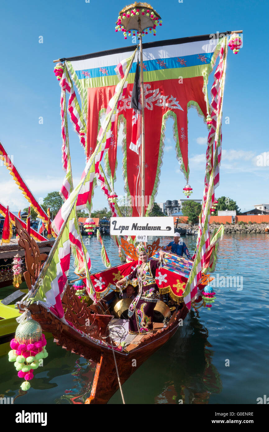 Dame Bajau effectuer daling daling-dance sur bateau traditionnel appelé Lepa décorées de couleurs voile connu comme Sambulayang Banque D'Images