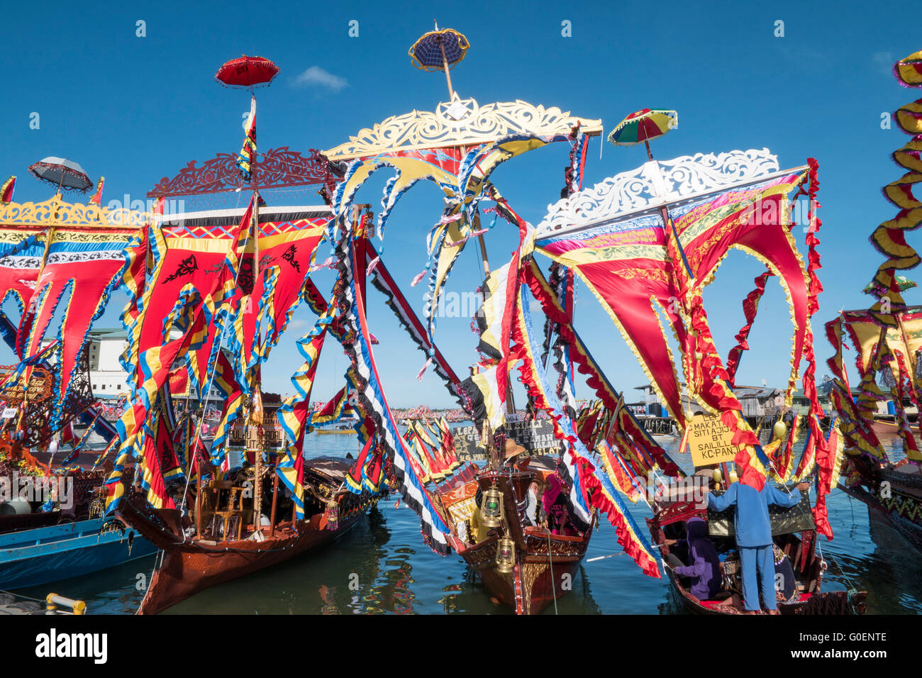 Le bateau de Bajau traditionnel appelé Lepa Lepa décorées de couleurs drapeau Sambulayang Banque D'Images