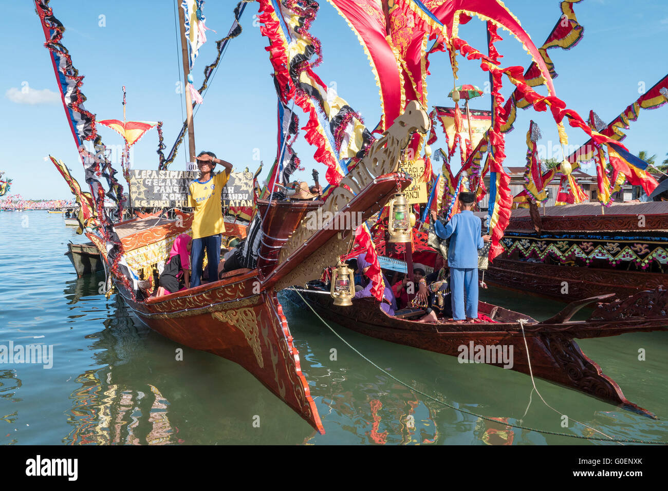 Le bateau de Bajau traditionnel appelé Lepa Lepa décorées de couleurs drapeau Sambulayang Banque D'Images