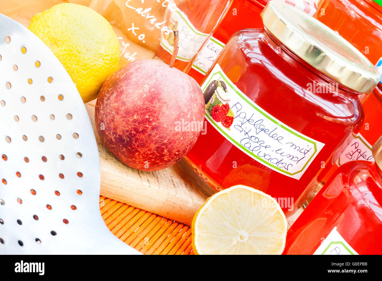 Haut de la vis de lunettes avec gelée de pommes aux épices, une étiquette Banque D'Images