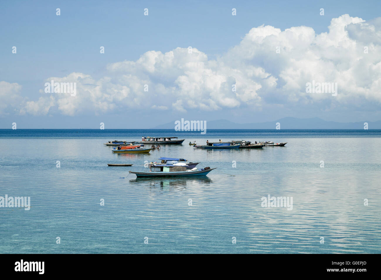 Bateau maison Seagypsy ou également connu comme Lepa-Lepa au milieu de la mer avec un bluesky Banque D'Images