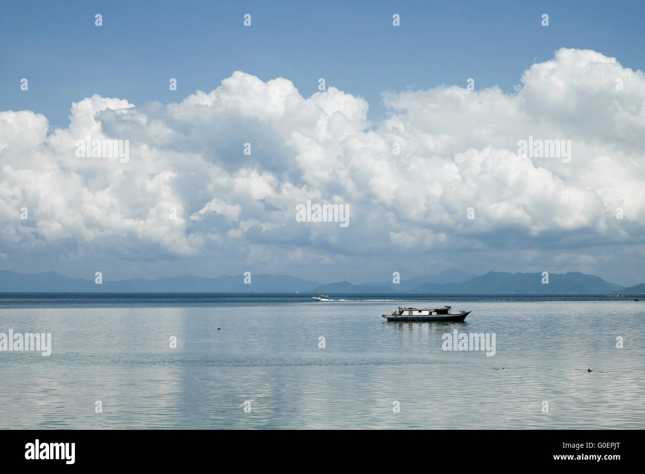 Bateau maison Seagypsy ou également connu comme Lepa-Lepa au milieu de la mer avec un bluesky Banque D'Images
