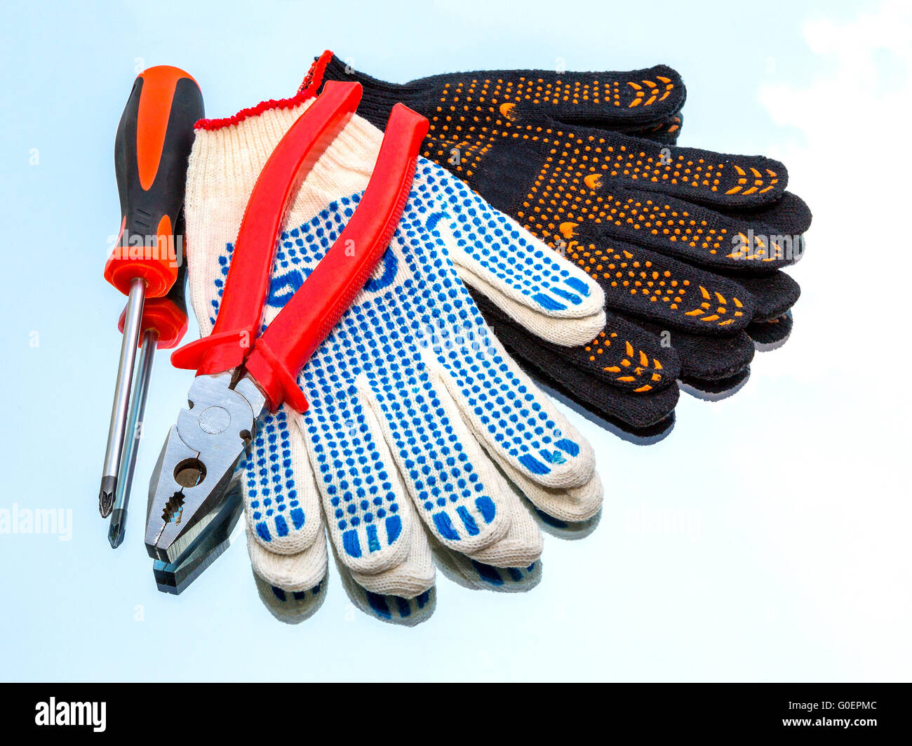 Outils, une pince, un tournevis, un gant de protection Banque D'Images