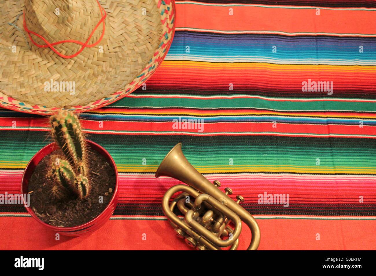 Poncho sarape à rayures fond fiesta avec copyspace Banque D'Images