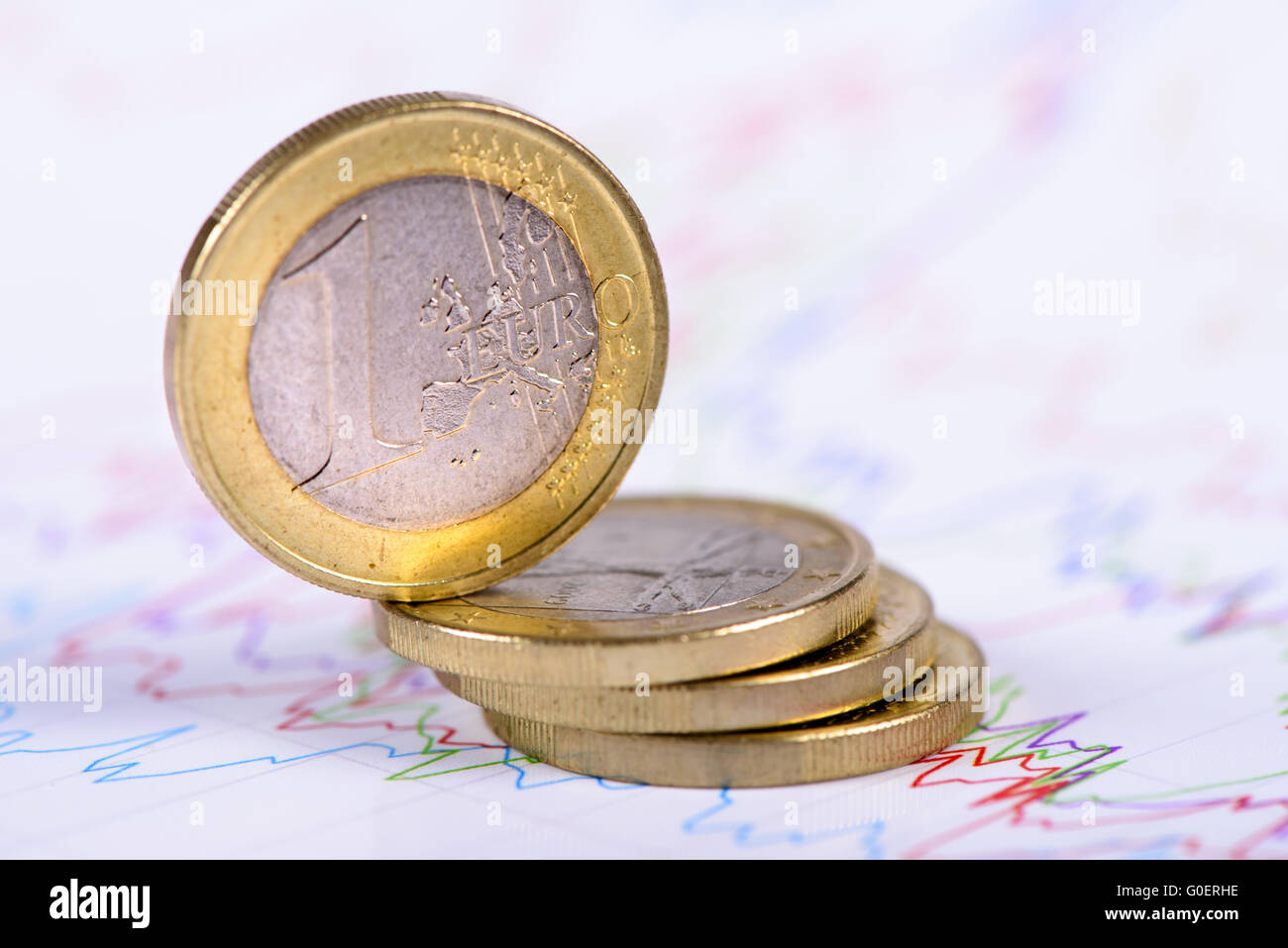 Les pièces en euros empilés sur un tableau de stock market Banque D'Images