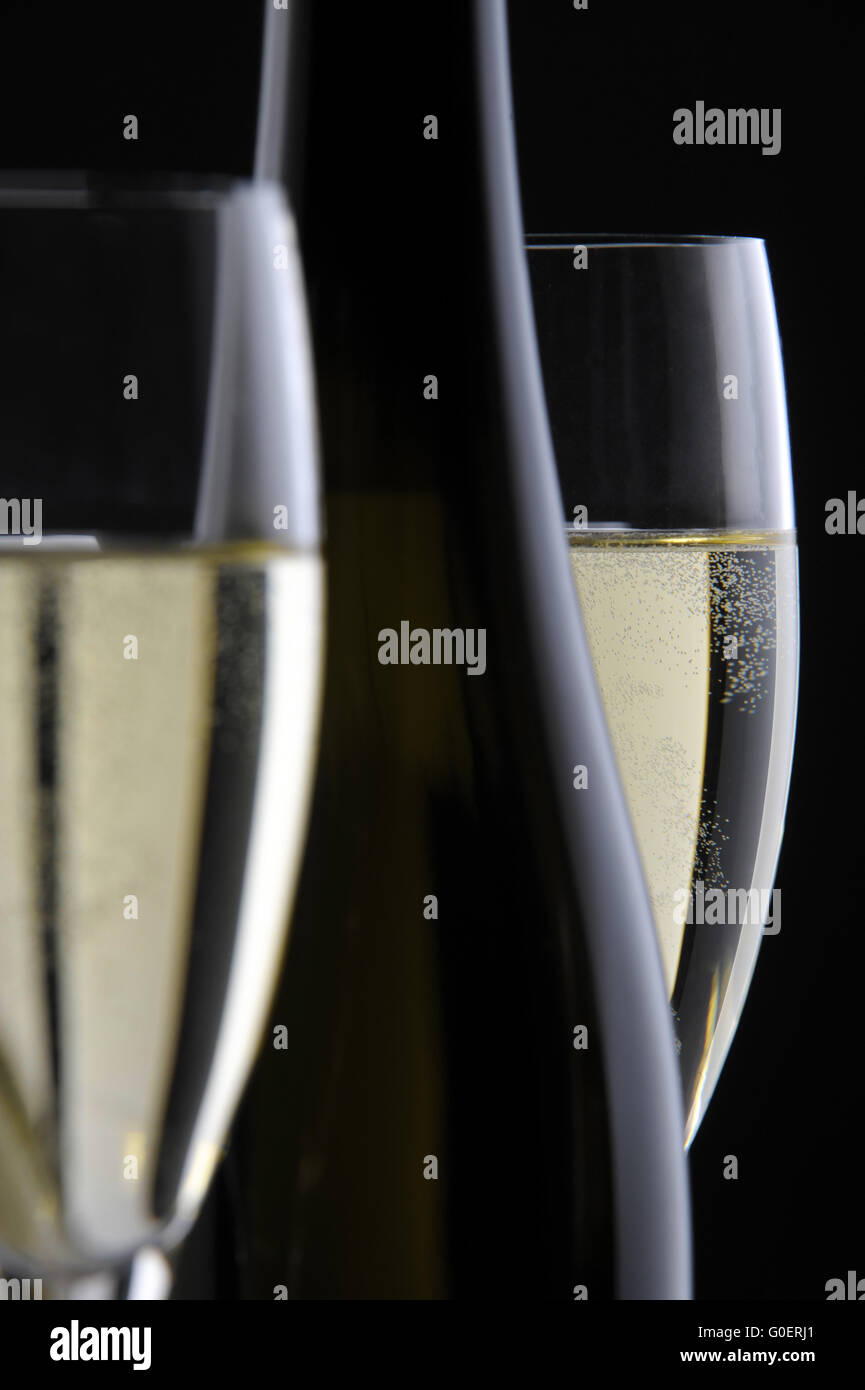 Bouteille de champagne avec deux verres sur noir Banque D'Images
