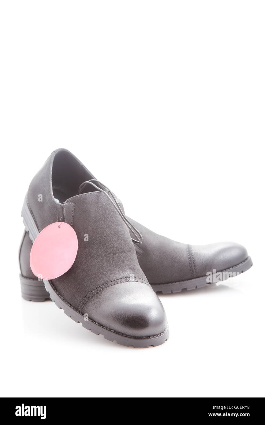 Chaussures Habillées pour Hommes avec étiquette de prix rouge sur fond blanc Banque D'Images